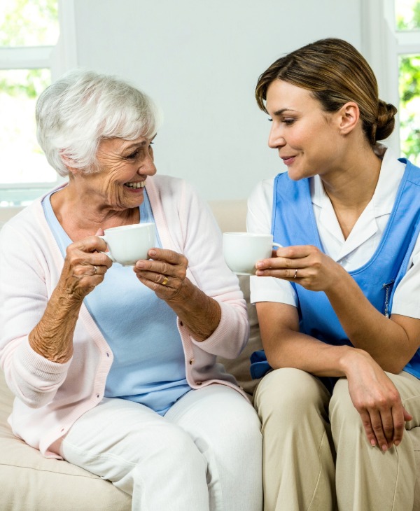 Frau in Gesellschaft auf der Couch, Betreuung