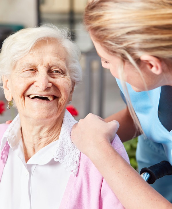 Lächelnde Betreute Frau